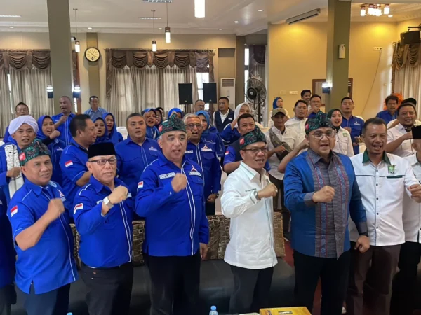 Partai Demokrat resmi mendeklarasikan koalisinya dengan Partai Kebangkitan Bangsa (PKB) untuk mengusung Dadang Supriatna sebagai calon Bupati Bandung pada Pilkada 2024 yang berlangsung di Ciparay, Minggu (19/5). Foto Agi Jabar Ekspres