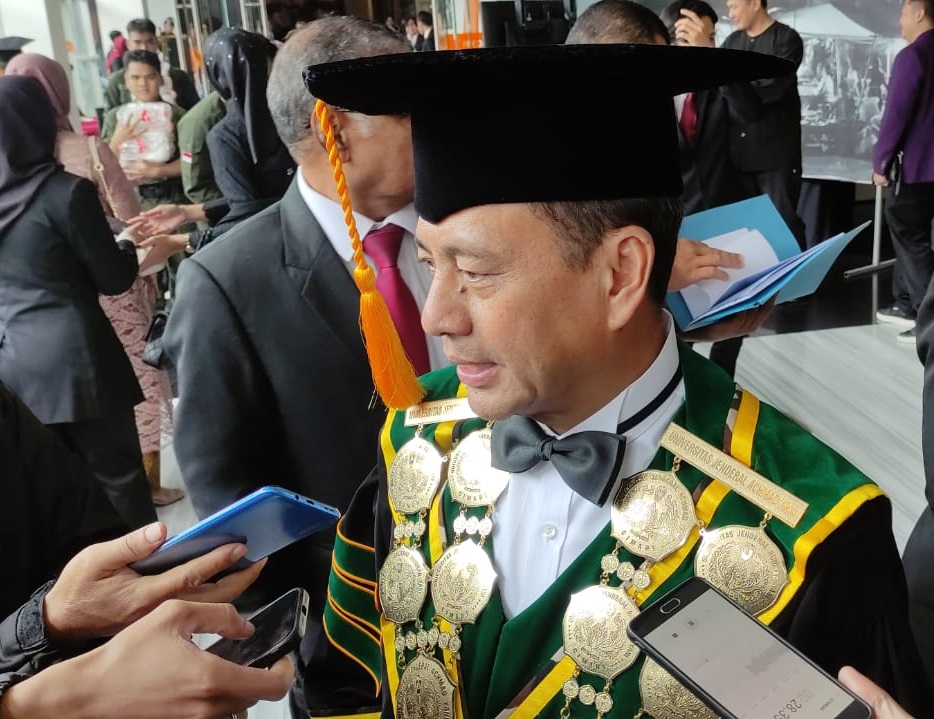 Rektor Universitas Jenderal Achmad Yani (Unjani) Prof Hikmahanto Juwana saat melayani wawancara awak media usai prosesi Wisuda Periode I Tahun 2024 di Harris Hotel, Festival Citylink, Kota Bandung, Kamis 2 Mei 2024.