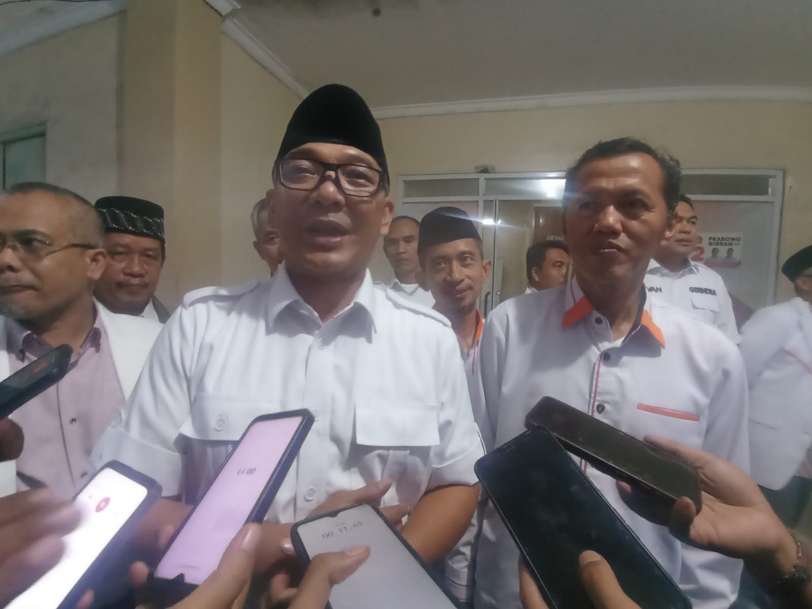 Ketua DPC Gerindra Iwan Setiawan (Kanan) dan Ketua DPD PKS Dedi Aroza saat memberikan keterangan media. Foto : Sandika Fadilah /Jabar Ekspres.com