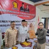 Aji Jaya Bintara saat menyerahkan formulir pendaftaran penjaringan Bacawalkot Bogor di DPC Partai Gerindra Kota Bogor, Rabu (8/5). (Yudha Prananda / Jabar Ekspres)