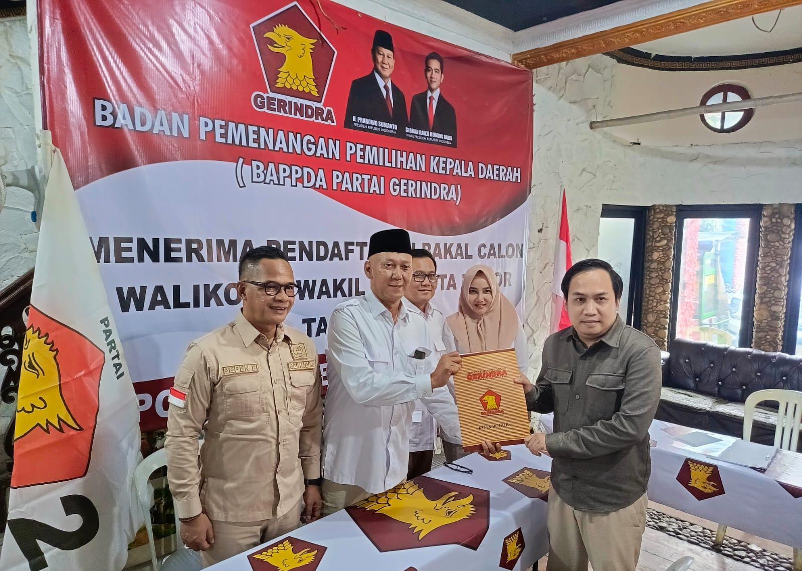 Aji Jaya Bintara saat menyerahkan formulir pendaftaran penjaringan Bacawalkot Bogor di DPC Partai Gerindra Kota Bogor, Rabu (8/5). (Yudha Prananda / Jabar Ekspres)