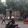 Kondisi halte bus TMB di Jalan Raya Cinunuk, Kecamatan Cileunyi, Kabupaten Bandung sudah rusak dan tak berfungsi hingga jadi kumuh. (Yanuar/Jabar Ekspres)