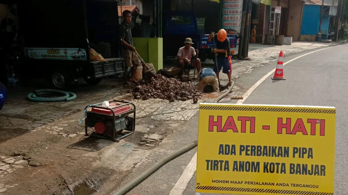 Perbaikan pipa utama Perumdam Tirta Anom di salah satu ruas jalan Nasional Kota Banjar, Kamis 2 Mei 2024. Perumdam terus meningkatkan pelayanan dengam menambah Sambungan Rumah (SR) air bersih. (Cecep Herdi/Jabar Ekspres)