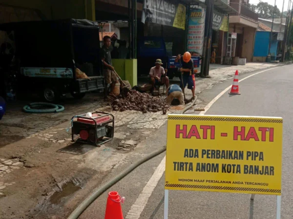 Perbaikan pipa utama Perumdam Tirta Anom di salah satu ruas jalan Nasional Kota Banjar, Kamis 2 Mei 2024. Perumdam terus meningkatkan pelayanan dengam menambah Sambungan Rumah (SR) air bersih. (Cecep Herdi/Jabar Ekspres)