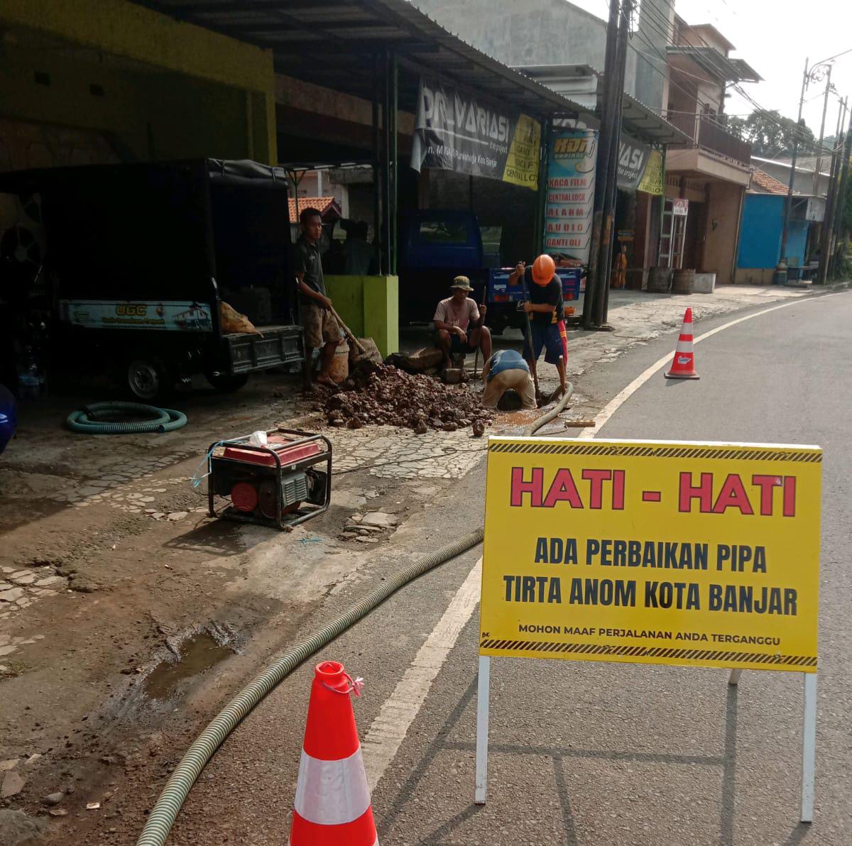 Perbaikan pipa utama Perumdam Tirta Anom di salah satu ruas jalan Nasional Kota Banjar, Kamis 2 Mei 2024. Perumdam terus meningkatkan pelayanan dengam menambah Sambungan Rumah (SR) air bersih. (Cecep Herdi/Jabar Ekspres)