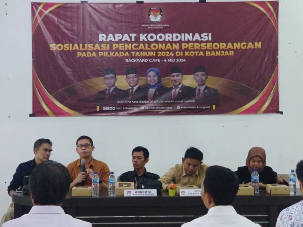Jajaran Komisioner dan Sekretarit KPU Kota Banjar saat menggelar sosialisasi untuk pencalonan jalur perseorangan pada Pilkada Banjqr tajun 2024, Sabtu 4 Mei 2024. (Cecep Herdi/Jabar Ekspres)