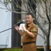 Sekda Jabar Herman Suryatman menjadi Pembina Apel Pagi di lingkungan BPSDM Provinsi Jawa Barat, Kota Cimahi, Senin (13/5/2024).(Foto  Angga/Biro Adpim Jabar)
