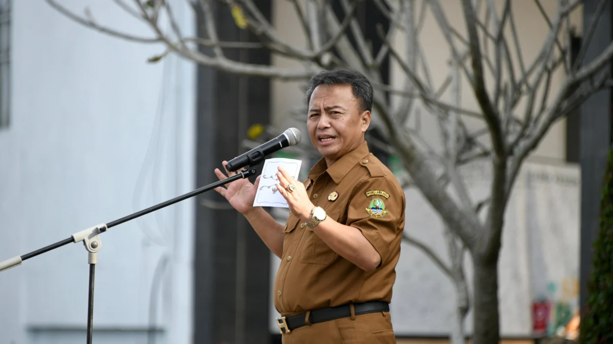 Sekda Jabar Herman Suryatman menjadi Pembina Apel Pagi di lingkungan BPSDM Provinsi Jawa Barat, Kota Cimahi, Senin (13/5/2024).(Foto  Angga/Biro Adpim Jabar)