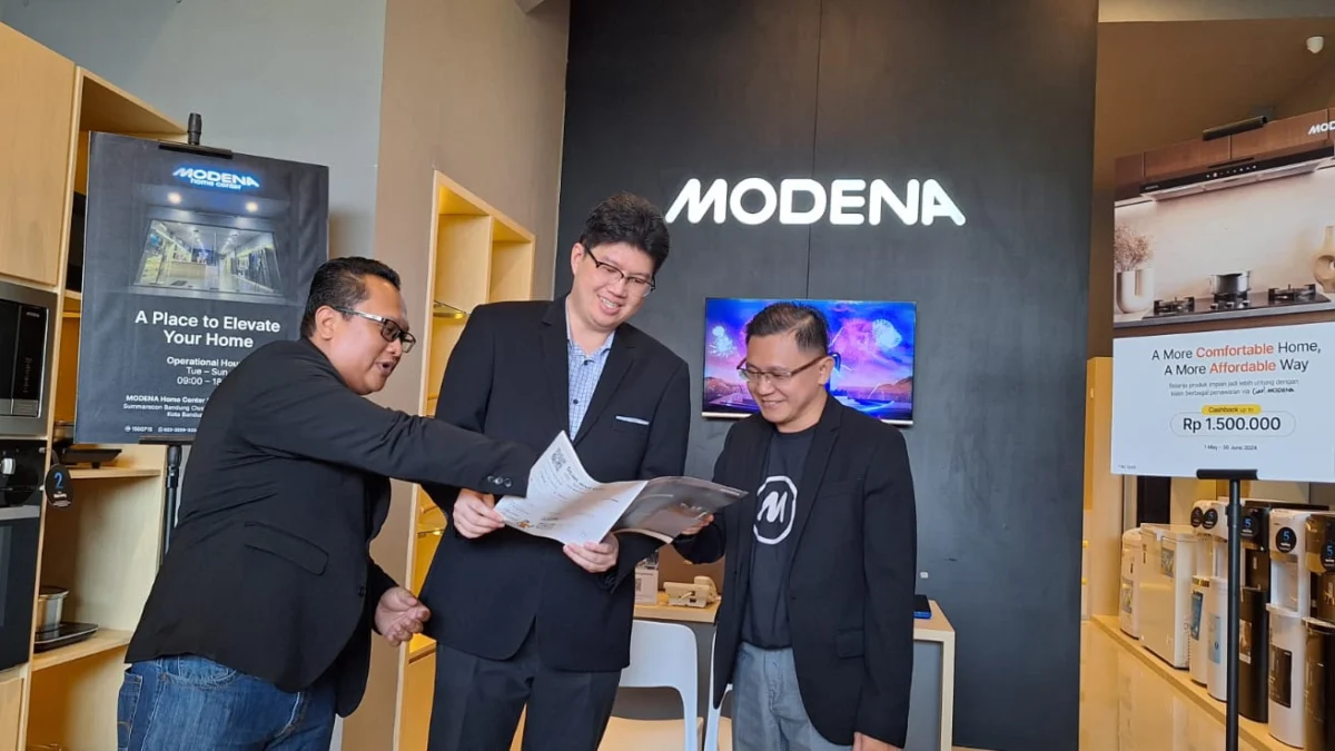 Franchise Business Development Modena Yunanto Sirin (kiri), Owner Modena Home Center Bandung Summarecon Andrew Loman (tengah) dan Branch Manager Modena Bandung Hengky Khe berbincang usai peresmian MODENA Home Center di Summarecon Bandung, Senin (13/5).