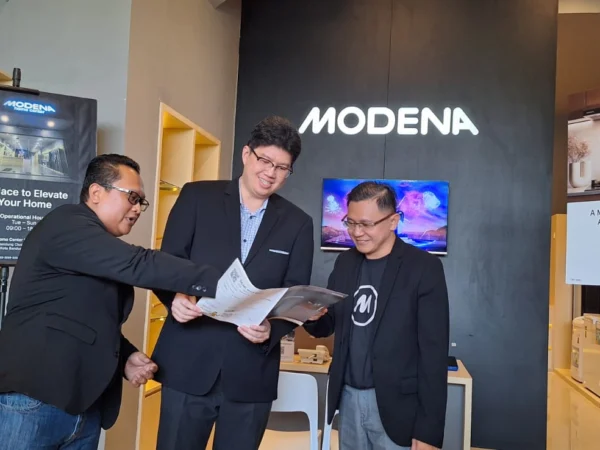 Franchise Business Development Modena Yunanto Sirin (kiri), Owner Modena Home Center Bandung Summarecon Andrew Loman (tengah) dan Branch Manager Modena Bandung Hengky Khe berbincang usai peresmian MODENA Home Center di Summarecon Bandung, Senin (13/5).