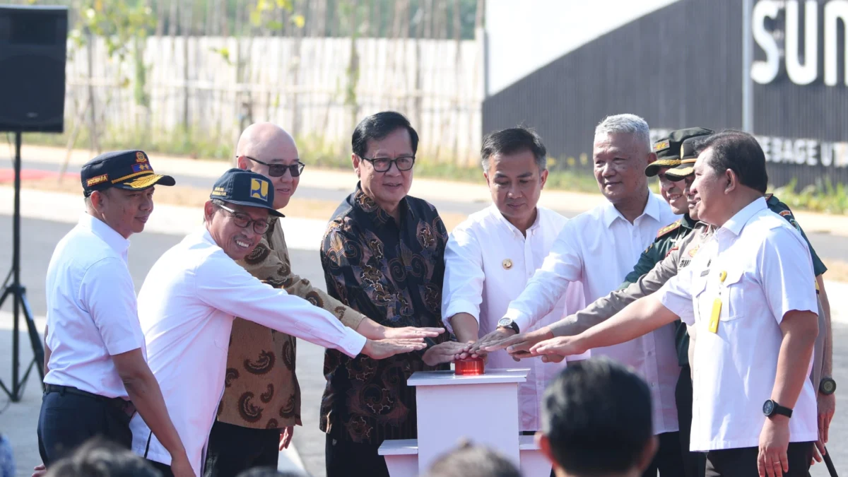 Penjabat Gubernur Jawa Barat Bey Machmudin meresmikan penataan Simpang Gedebage Selatan dan akses menuju Masjid Raya Al Jabbar, Kecamatan Gedebage, Kota Bandung, Kamis (16/5/2024)