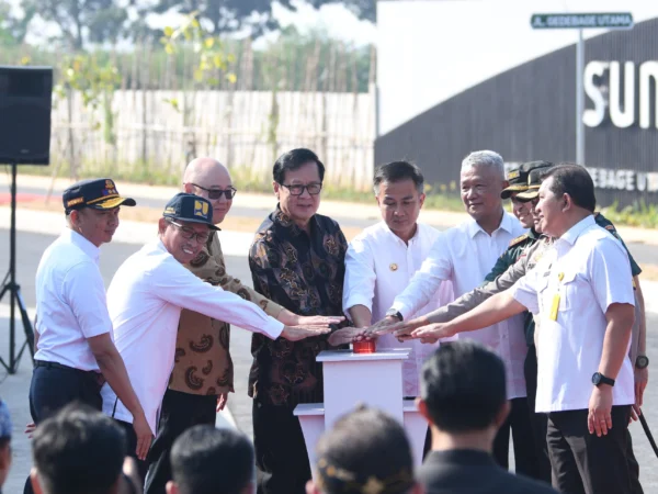 Penjabat Gubernur Jawa Barat Bey Machmudin meresmikan penataan Simpang Gedebage Selatan dan akses menuju Masjid Raya Al Jabbar, Kecamatan Gedebage, Kota Bandung, Kamis (16/5/2024)