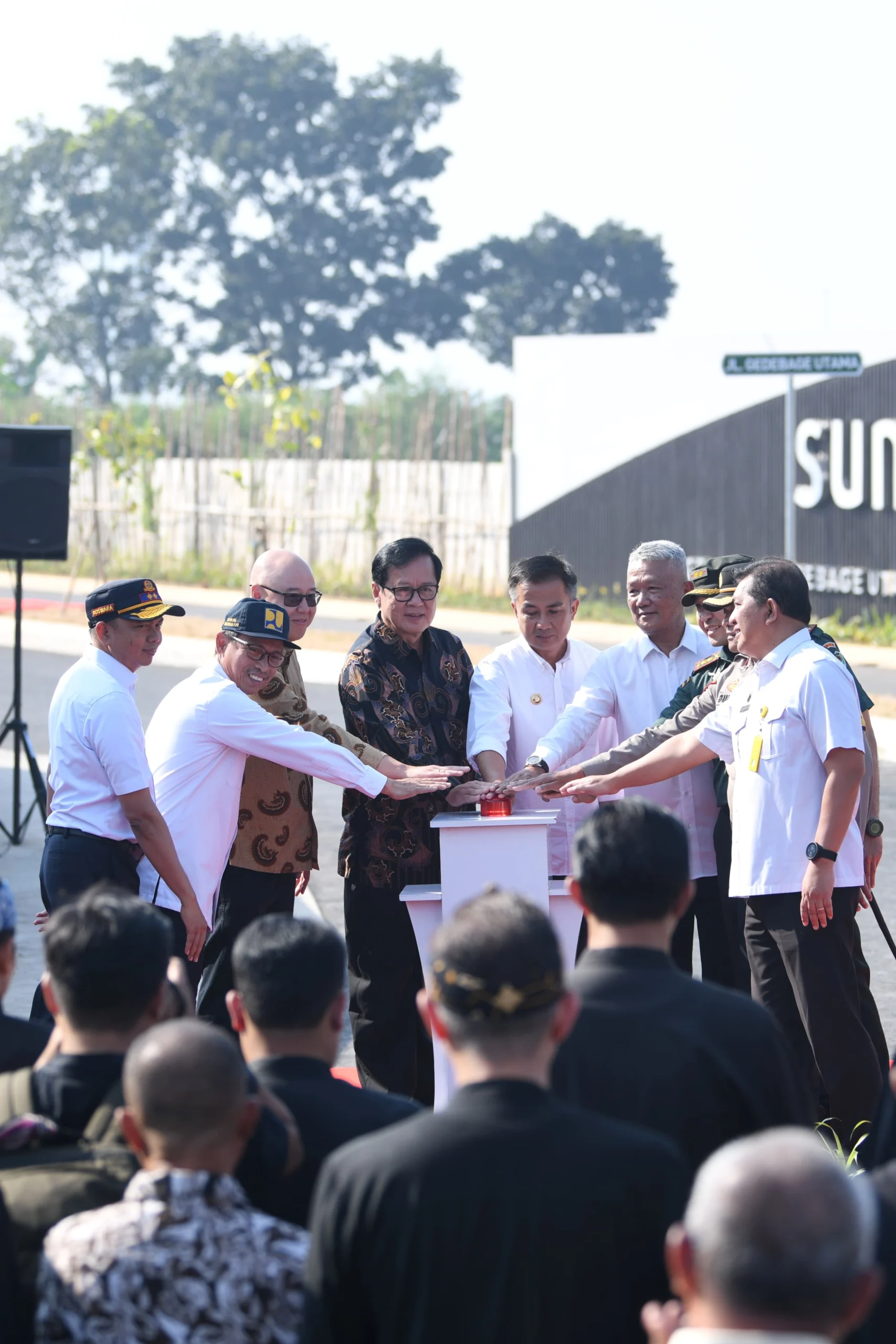 Penjabat Gubernur Jawa Barat Bey Machmudin meresmikan penataan Simpang Gedebage Selatan dan akses menuju Masjid Raya Al Jabbar, Kecamatan Gedebage, Kota Bandung, Kamis (16/5/2024)