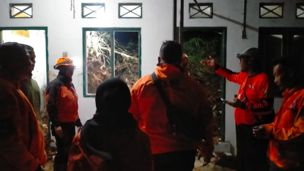 Anggota BPBD Kabupaten Sukabumi saat berada di lokasi longsor yang mengakibatkan Security ponpes meninggal dunia. Istimewa