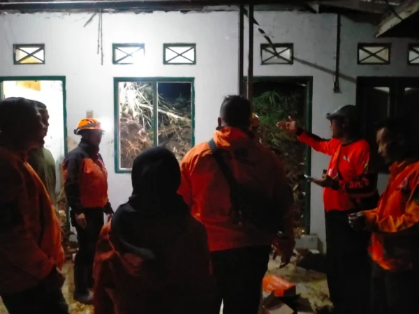 Anggota BPBD Kabupaten Sukabumi saat berada di lokasi longsor yang mengakibatkan Security ponpes meninggal dunia. Istimewa