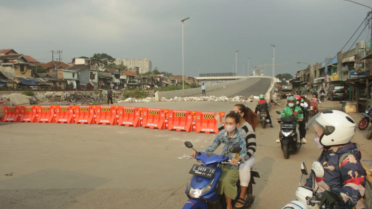 Masyarakat melewati akses menuju Flyover Ciroyom yang ditutup sementara oleh Dishub Kota Bandung, Jalan Ciroyom Kota Bandung. (Pandu Muslim/Jabar Ekspres)