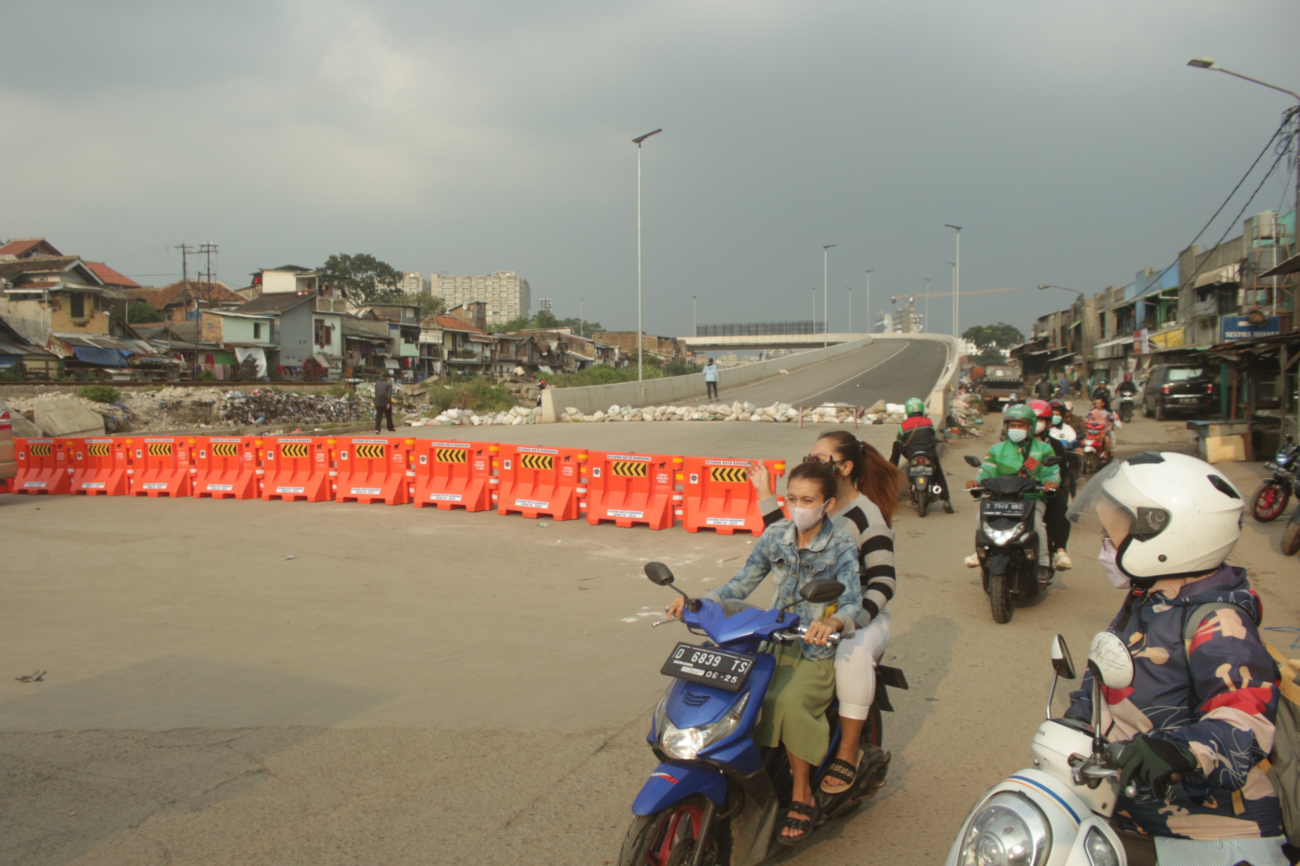 Masyarakat melewati akses menuju Flyover Ciroyom yang ditutup sementara oleh Dishub Kota Bandung, Jalan Ciroyom Kota Bandung. (Pandu Muslim/Jabar Ekspres)