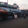 PKL menjamur hingga menutupi tampilan Gedung Pasar Sabilulungan Cicalengka, Kabupaten Bandung. (Yanuar/Jabar Ekspres)
