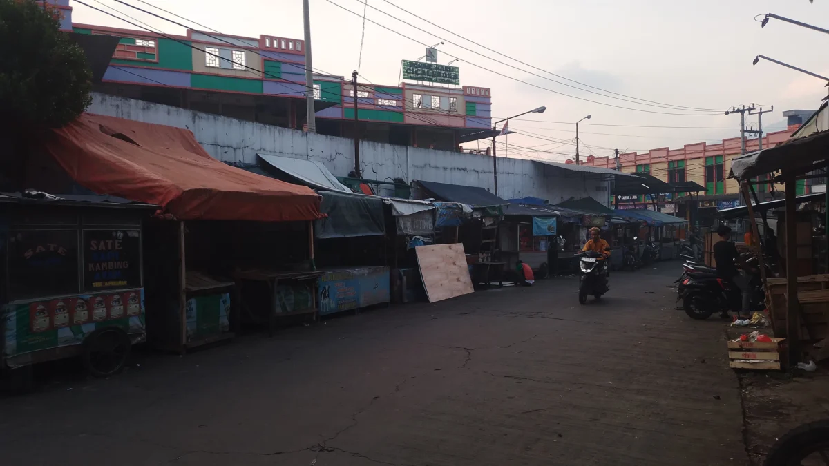 PKL menjamur hingga menutupi tampilan Gedung Pasar Sabilulungan Cicalengka, Kabupaten Bandung. (Yanuar/Jabar Ekspres)