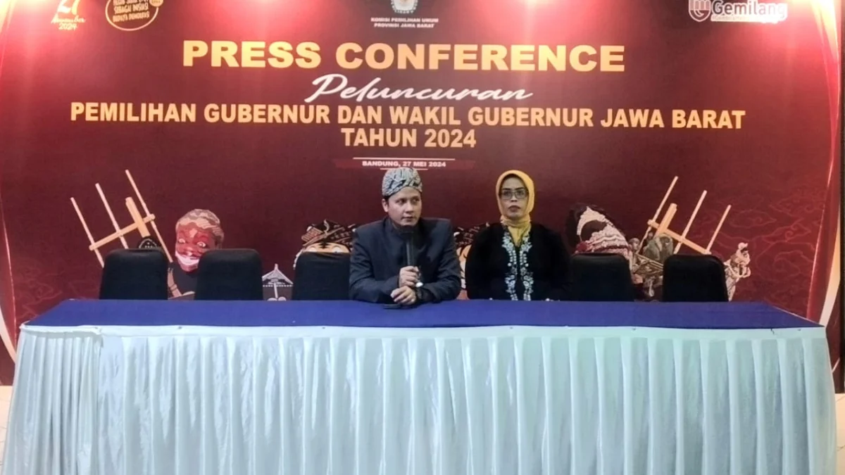 OPTIMIS : Ketua KPU Jabar Ummi Wahyuni (kanan) dan Kordiv Sosialisasi, Pendidikan Pemilih, dan Partisipasi Masyarakat KPU Jabar Hedi Ardia (kiri) saat Peluncuran Pilgub Jabar 2024, Senin (28/5). (son)