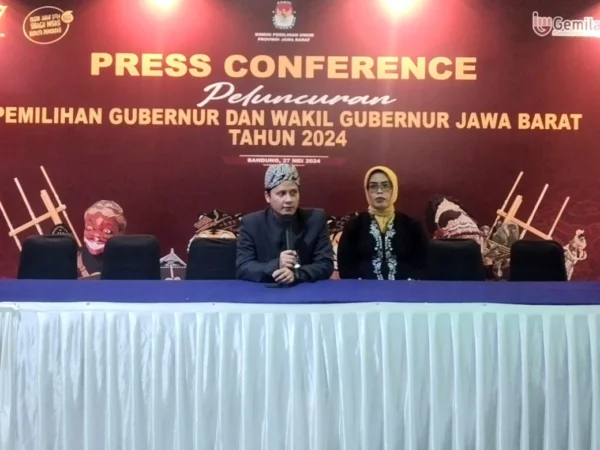 OPTIMIS : Ketua KPU Jabar Ummi Wahyuni (kanan) dan Kordiv Sosialisasi, Pendidikan Pemilih, dan Partisipasi Masyarakat KPU Jabar Hedi Ardia (kiri) saat Peluncuran Pilgub Jabar 2024, Senin (28/5). (son)