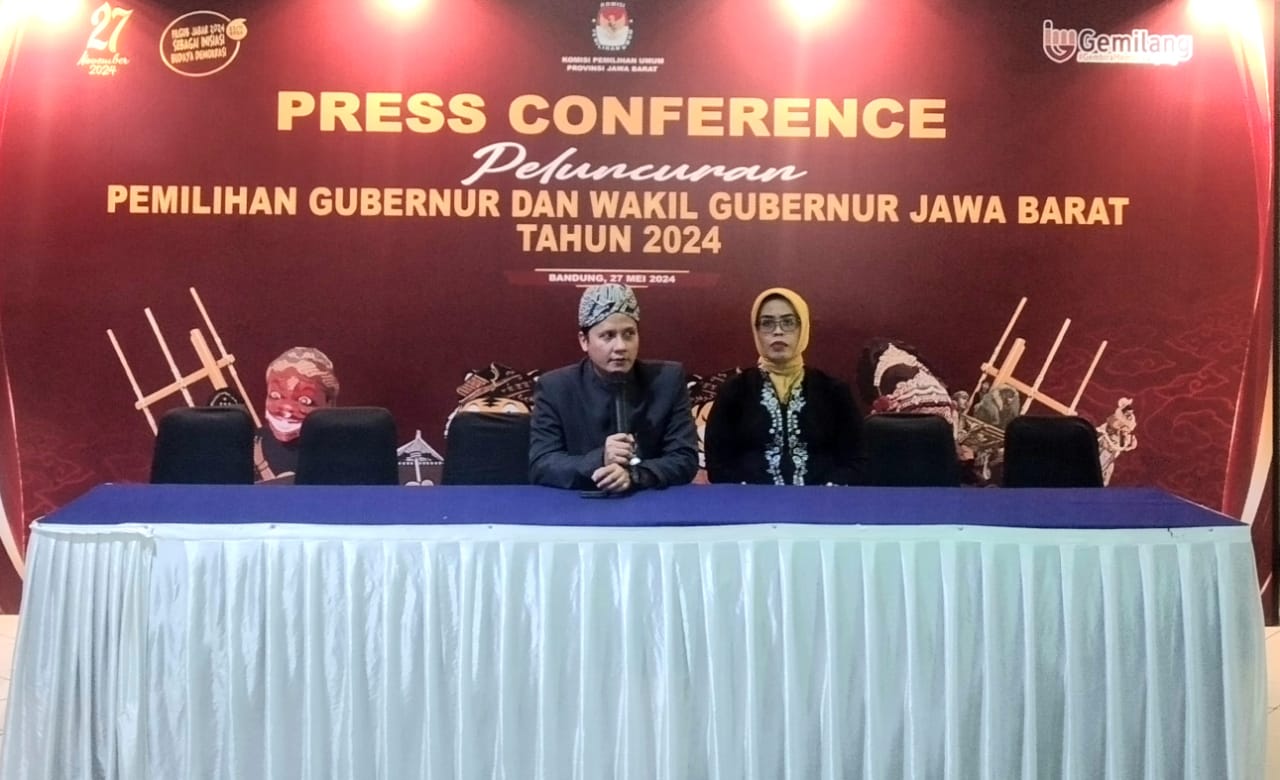 OPTIMIS : Ketua KPU Jabar Ummi Wahyuni (kanan) dan Kordiv Sosialisasi, Pendidikan Pemilih, dan Partisipasi Masyarakat KPU Jabar Hedi Ardia (kiri) saat Peluncuran Pilgub Jabar 2024, Senin (28/5). (son)