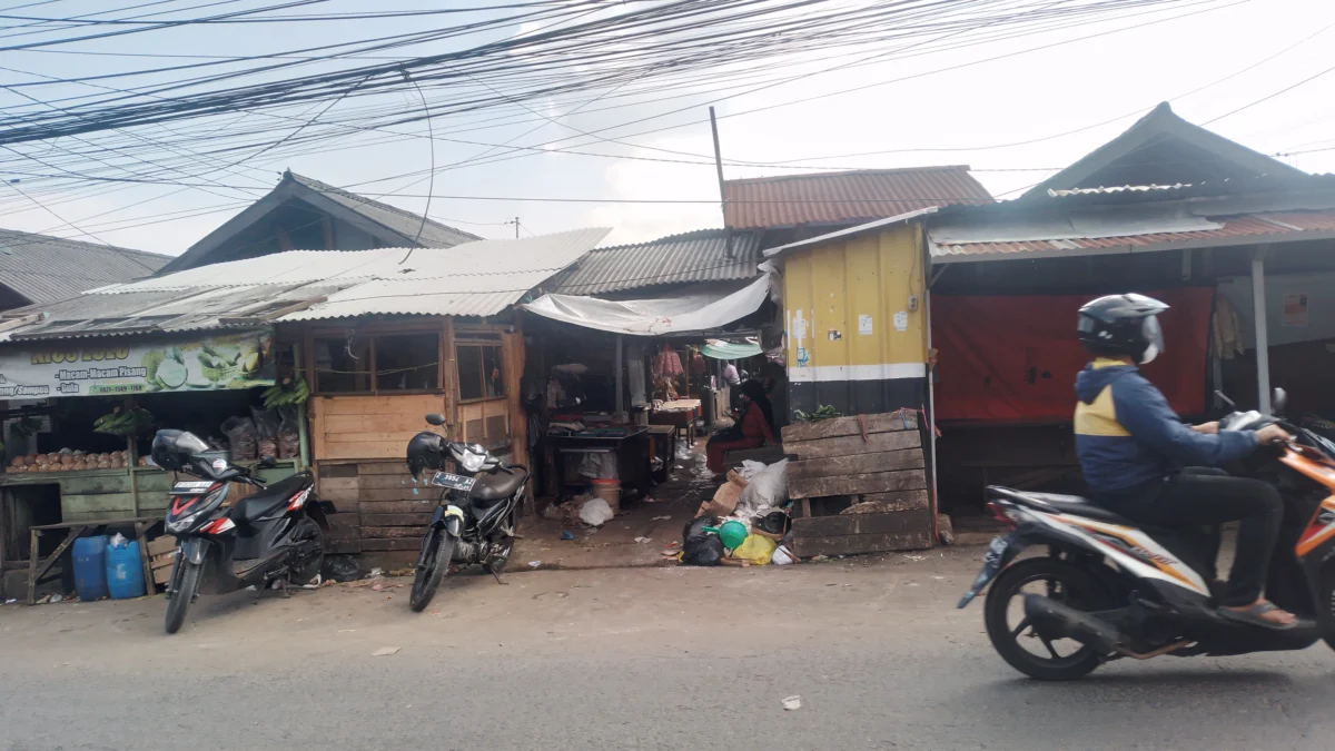 Kumuhnya Pasar Parakanmuncang di Desa Sindangpakuon, Kecamatan Cimanggung, Kabupaten Sumedang saat ini wanaca revitaliasi kian hangat jadi sorotan. (Yanuar/Jabar Ekspres)