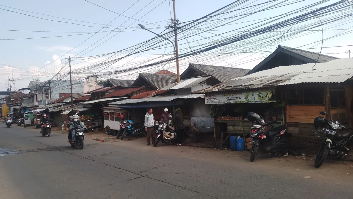 Kumuhnya Pasar Parakanmuncang di Desa Sindangpakuon, Kecamatan Cimanggung, Kabupaten Sumedang saat ini wanaca revitaliasi kian hangat jadi sorotan. (Yanuar/Jabar Ekspres)