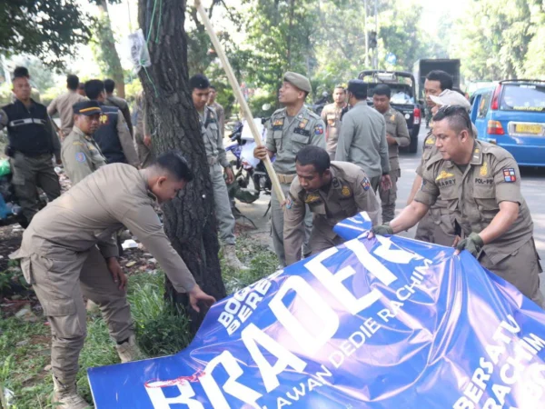 Jajaran Satpol PP Kota Bogor saat menertibkan sejumlah reklame yang menjamur di jalan protokol wilayah Kota Bogor. (Yudha Prananda / Jabar Ekspres)