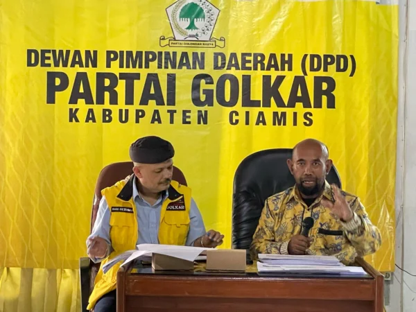 Ketua DPD Partai Golkar Kabupaten Ciamis Trian Slamet Triyana (kanan) saat menyampaikan hasil survei Partai Golkar terhadap para calon Bupati Ciamis dalam Pilkada tahun 2024, Selasa 28 Mei 2024. (Cecep Herdi/Jabar Ekspres)