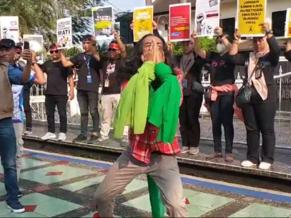 Sejumlah Jurnalis dari Ciamis Banjar dan Pangandaran berkolaborasi dengan seniman menggelar aksi unjuk rasa menuntut pembatalan RUU Penyiaran, di depan Gedung DPRD Ciamis, Selasa 28 Mei 2024. (Cecep Herdi/Jabar Ekspres)