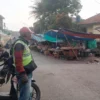 PKL berjajar mejeng di ruas Jalan Kabupaten Bandung, wilayah Kecamatan Cicalengka dekat Alun-Alun. (Yanuar/Jabar Ekspres)