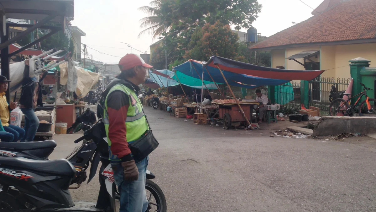 PKL berjajar mejeng di ruas Jalan Kabupaten Bandung, wilayah Kecamatan Cicalengka dekat Alun-Alun. (Yanuar/Jabar Ekspres)