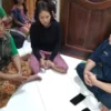Pihak TKSK Cileunyi, Kabupaten Bandung saat investigasi lapangan kunjungi kediaman keluarga Rosita, TKW asal Desa Cibiruwetan yang terlantar di Duhok, Irak