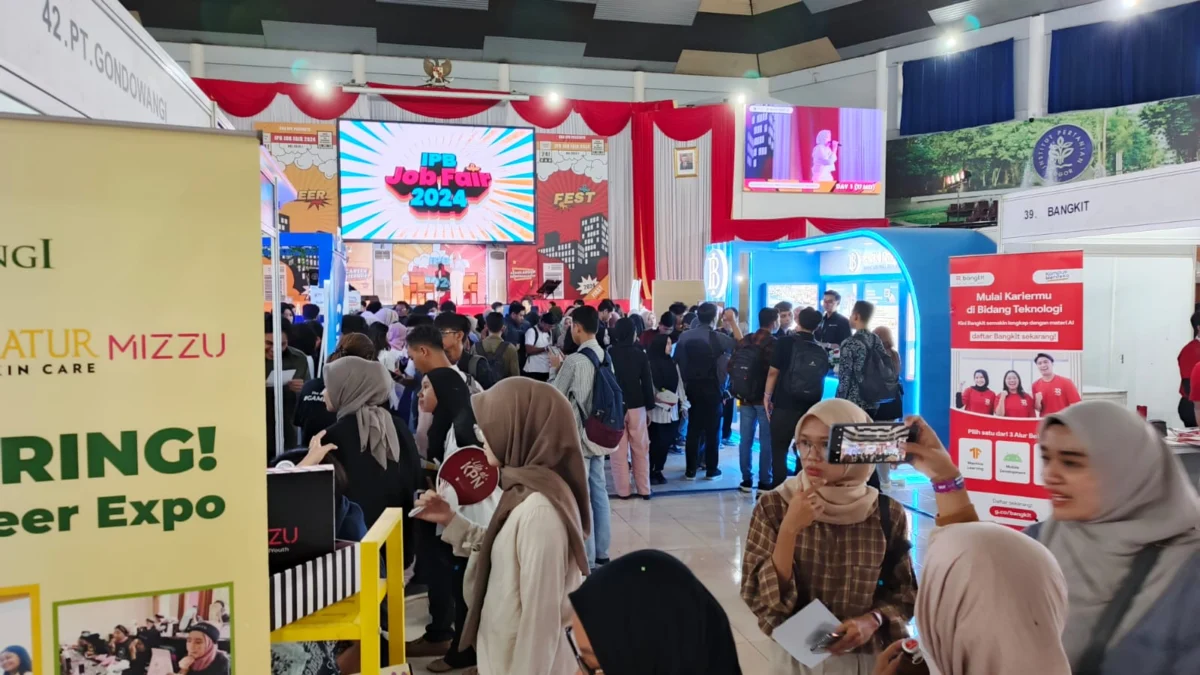 Ribuan pengunjung saat melamar di IPB Job Fair 2024 yang berlangsung di kampus IPB Dramaga, Bogor, Jumat (17/5). (Yudha Prananda / Jabar Ekspres)