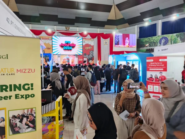 Ribuan pengunjung saat melamar di IPB Job Fair 2024 yang berlangsung di kampus IPB Dramaga, Bogor, Jumat (17/5). (Yudha Prananda / Jabar Ekspres)