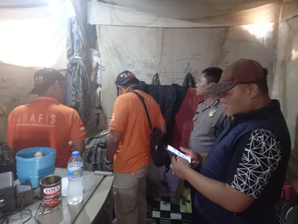 Tim inafis bersama Polsek Rancaekek saat mengindentifkasi Korban Gantung Diri di Desa Cangkuang, Kecamatan Rancaekek. Foto Istimewa