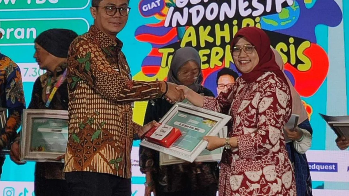 Kadinkes Kota Bogor, Sri Nowo Retno saat menerima penghargaan dari perwakilan Dirjen P2P Kemenkes. (Yudha Prananda / Istimewa)