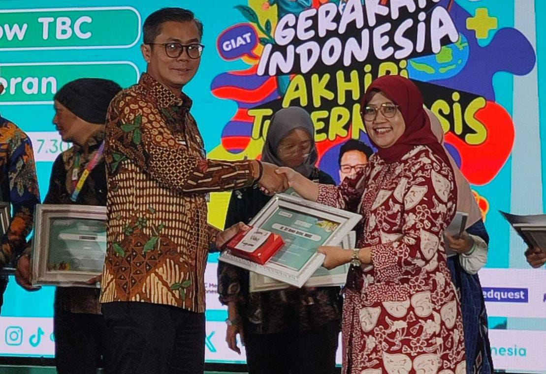 Kadinkes Kota Bogor, Sri Nowo Retno saat menerima penghargaan dari perwakilan Dirjen P2P Kemenkes. (Yudha Prananda / Istimewa)
