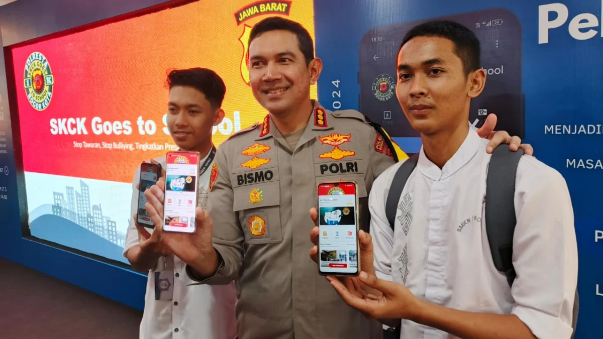 Kapolresta Bogor Kota, Kombes Pol Bismo Teguh Prakoso bersama perwakilan pelajar menunjukkan aplikasi SKCK Goes to School. (Yudha Prananda / Jabar Ekspres)