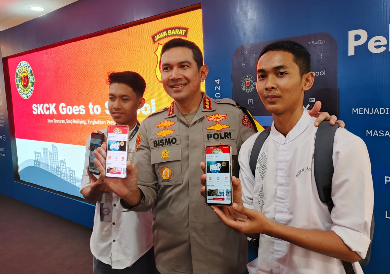 Kapolresta Bogor Kota, Kombes Pol Bismo Teguh Prakoso bersama perwakilan pelajar menunjukkan aplikasi SKCK Goes to School. (Yudha Prananda / Jabar Ekspres)