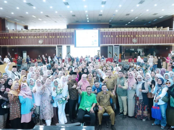 Jajaran Komisi IV DPRD Kota Bogor bersama Disdik dan ratusan Komite SD se-Kota Bogor usai menggelar sosialisasi pelaksanaan PPDB 2024, Senin (27/5). (Yudha Prananda / Jabar Ekspres)