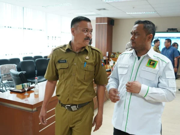 Ketua Komisi IV DPRD Kota Bogor, Akhmad Saeful Bakhri bersama Kepala Disdik Kota Bogor, Irwan Riyanto. (Yudha Prananda / Jabar Ekspres)