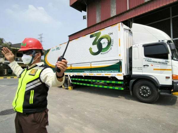 Ilustrasi: Salah satu armada pengangkut limbah B3 yang terparkir di area PT PPLI, Bogor. (Yudha Prananda / Jabar Ekspres)