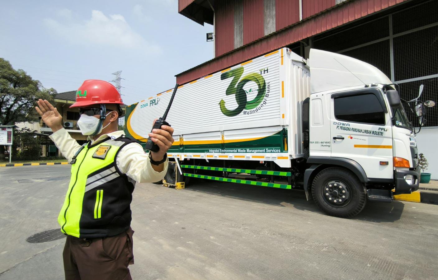 Ilustrasi: Salah satu armada pengangkut limbah B3 yang terparkir di area PT PPLI, Bogor. (Yudha Prananda / Jabar Ekspres)