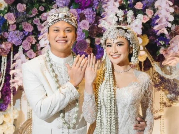 Mahalini dan Rizky Febian Menikah Pakai Adat Sunda, Pakaian dengan Siger Sunda Mahalini Bikin Pangling/ Instagram @rizkyfbian