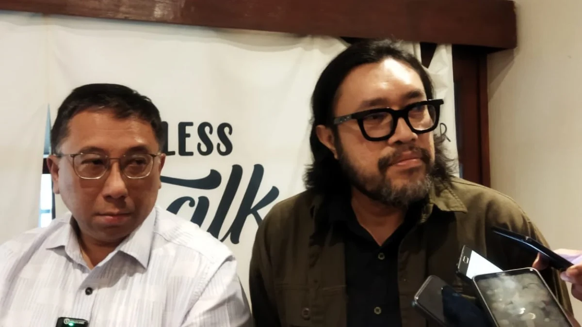 Ketua DPD PDI Perjuangan Jabar Ono Surono dan Ketua DPW PKS Jabar Haru Suandharu saat memberikan keterangan mengenai potensi koalisi antara kedua partai dalam menghadapi Pilkada 2024 Jabar, Rabu 29 Mei 2024.