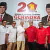 Jajaran pengurus DPC PDI Perjuangan Kota Bogor saat melakukan lawatan ke kantor DPC Gerindra Kota Bogor, Senin (6/5). (Yudha Prananda / Jabar Ekspres)