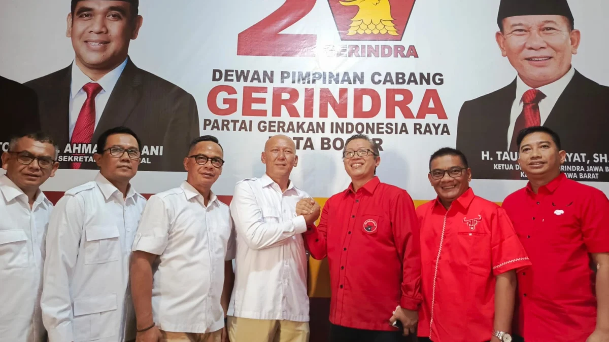 Jajaran pengurus DPC PDI Perjuangan Kota Bogor saat melakukan lawatan ke kantor DPC Gerindra Kota Bogor, Senin (6/5). (Yudha Prananda / Jabar Ekspres)