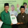Dr H Supriana MPd (dua kanan) menyerahkan formulir pendaftaran Pilwalkot Banjar DPC PKB Banjar, diterima oleh Ketua Desk Pilkada Banjar dari DPC PKB Banjar H An'nur (dua kiri), Senin 6 Mei 2024. (Cecep Herdi/Jabar Ekspres)
